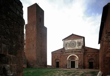 Fasad och torn av kyrkan St Peter (san Pietro), byggd omkring 1250 och restaurerad 1870, Tuscania, Italien