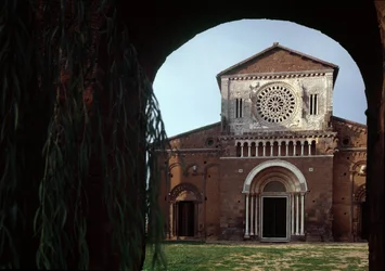Fasad av kyrkan St Peter (san Pietro), byggd omkring 1250 och restaurerad 1870, Tuscania, Italien