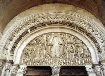 Yttersta domen, skulpterat tympanon i Saint-Lazare-katedralen i Autun, romansk konst från 1200-talet. Autun, Saône-et-Loire, Bourgogne, Frankrike.
