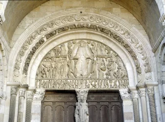 Yttersta domen, skulpterat tympanon i Saint-Lazare-katedralen i Autun, romansk konst från 1200-talet. Autun, Saône-et-Loire, Bourgogne, Frankrike.