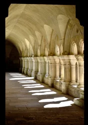 Romansk arkitektur: galleri för kloster i cistercienserklostret Fontenay, Bourgogne