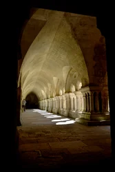 Romansk arkitektur: galleri för kloster i cistercienserklostret Fontenay, Bourgogne
