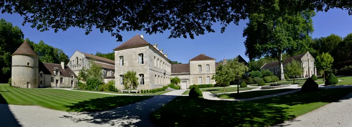 Romansk arkitektur: panoramautsikt över cistercienserklostret Fontenay, Bourgogne