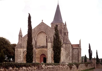Romansk arkitektur: utsikt över kyrkan i Aulnay