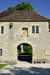 Romansk arkitektur: utsikt över ingången till cistercienserklostret Fontenay, Bourgogne