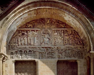 Romansk konst: Skulpterat tympanon som föreställer Yttersta domen, till höger om Kristus paradiset, till vänster helvetets kaos. Skulptur (1130-1140) från klosterkyrkan Sainte-Foy i Conques (Aveyron), Frankrike.