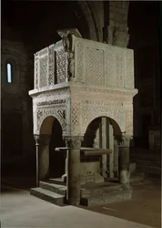 Romansk konst: predikstol i kyrkan dekorerad med marmor och reliefer, kyrkan St Maria maggiore (Toscana, Italien)