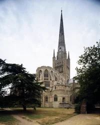 Romansk konst: utsikt över Holy Trinity Cathedral, grundad under eveque av Norwich Herbert de Losinga