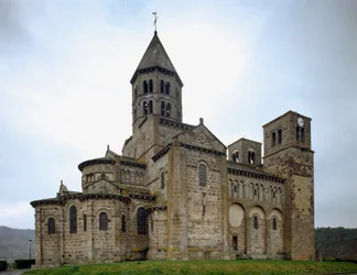 Romansk konst: utsikt över kyrkan Saint-Nectaire (1100-talet).