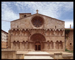 Romansk konst: utsikt över kyrkan St. Dominica (Iglesia de Santo Domingo, St Dominic-kyrkan) Soria från 1100-talet, Spanien