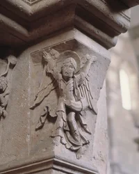 Södra portalen: en ängel förmedlar de goda nyheterna (ängel med en olifant) (skulptur)