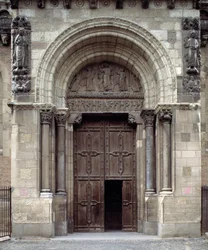 Södra portalen av basilikan