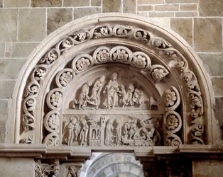 Södra portalen: tillkännagivandet, besöket, födseln och tillbedjan av magi (skulptur)