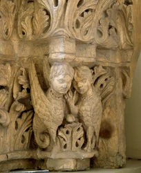 Toppen dekorerar sirener och fåglar efter modell av kyrkan Saint Loup de Naud (Seine och Marne) 1170. Paris, Museum of Monuments engelska