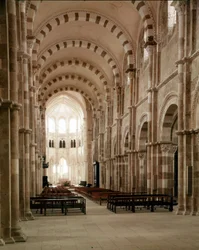 Vezelay Abbey (89), långhuset i basilikan Santa Maria Magdalena. 1100-talet.