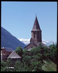 Vy över romansk kyrka