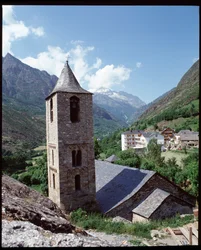 Utsikt över kyrkan St joan de Boi (fotografi)