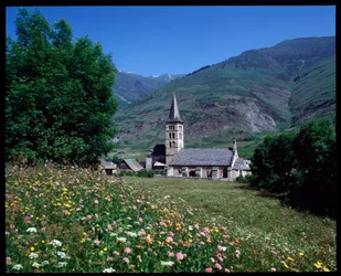 Utsikt över kyrkan St Mary, Arties (fotografi)