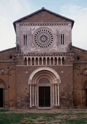 Vy över fasaden av kyrkan San Pietro (ca 1250, restauree 1870) Tuscania, Italien (Fasad av kyrkan St Peter (san Pietro), byggd omkring 1250 och restaurerad 1870, Tuscania, Italien)