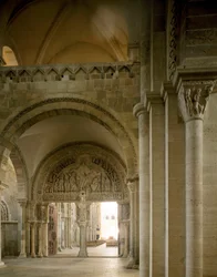Vy över narthexen och den centrala trumhinnan som representerar apotrernas uppdrag. Basilica of Santa Maria Magdalene (Sainte Marie Madeleine (1096-1106), Vezelay, Yonne