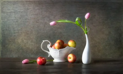 Eleganta äpplen och tulpaner