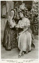 Rosina Filippi och Sari Petrass, skådespelerskor, c1912.