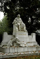 Monument till hyllning till den tyske kompositören Johannes Brahms (1833-1897) i regi av Rudolf von Weyr (1847-1914). Ressel Park, Wien Österrike