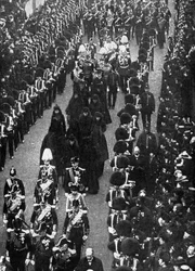 De kungliga sörjande efter begravningståget från Osborne House till Trinity Pier, 1901.