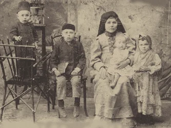 Kazan Tatar Family, ca 1900 (s/v foto)