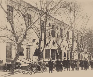 Malevitj och elever från konstskolan dekorerar de vita barackerna i Vitebsk, december 1919 (svartvitt foto)