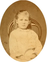 Porträtt av Lyubov F. Dostoyevskaya (1869-1926), dotter till författaren Fyodor Mikhailovitch Dostoevsky (Fedor, Fiodor Dostoievski, Dostoevsky, Dostoevskij) (1821-1881). Albuminfotografi