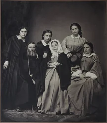 Porträtt av författaren och lexikografen Vladimir Dahl (Dal) (1801-1872) med familj (hans hustru Ekaterina Lvovna Sokolova (1819-1872) och döttrar), Anonym. Albumin foto