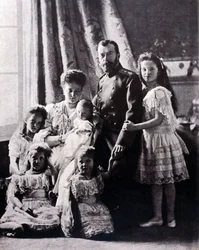 Tsar Nicholas II:s familj (1868 - 1918). Från vänster till höger: Storhertiginnan Tatiana född 11 juni 1897; Storhertiginnan Mary född 27 juni 1899; Storhertiginnan Alexis född 12 augusti 1904; Imponera på Alexandra Feodorovna; tsar Nikolaj II; Storhertigi