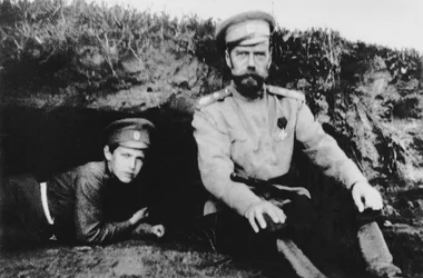 Tsar Nikolaj II med sin son Alexej längst fram