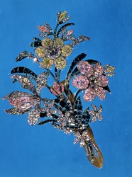 Brosch i form av en stor bukett med briljantslipade diamanter och smaragder, ca 1760 (guld, silver, diamanter och smaragder)