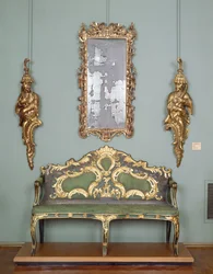Canape, 1700-talets andra kvartal (förgyllt trä och brokad)