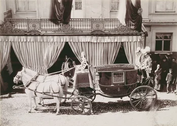 Vagn som anländer till tsar Nikolaj II:s (1868-1918) bröllop med prinsessan Alexandra av Hessen (1872-1918), ca 1896