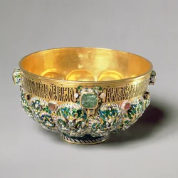 Präglat skålset med cabouchon ädelstenar och polykrom dekoration, 1653 (guld med ädelstenar och pärlor)