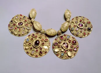 Medaljonger från Barmy Collar, med filigran- och granuleringsdekor, Rayazan, 1100-tal (guldset med juveler och pärlor)