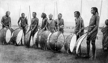 En grupp masaikrigare i full strid, 1922.