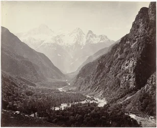 Utsikt över en dal och topparna i Srikanta, Indien Wooded Valley från Fulaldaru, med Srikanta-topparna i fjärran (originaltitel)