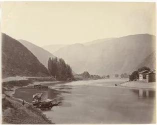 Rivierzicht nära Baramulla, Indien Baramulla, utsikt nerför floden (originaltitel)