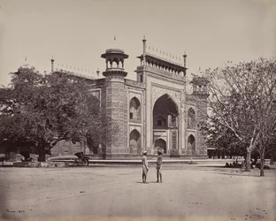 Agra. Porten till trädgårdarna kring Taj Mahal