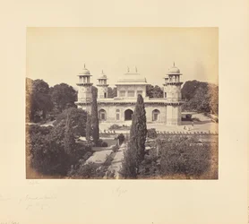 Agra; Prins Etmad-Dowlahs mausoleum, från porten