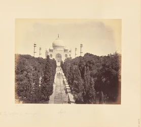Agra; Taj och trädgården, sedd från ingångsporten