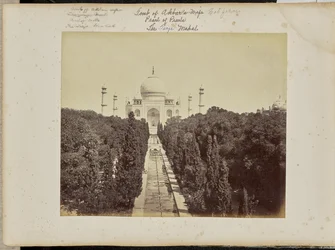 Agra; Taj och trädgården, från ingångsporten