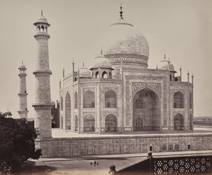 Agra. Vy över Taj från ett hörn i fyrkanten