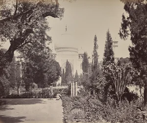 Agra. Utsikt över Taj från trädgården