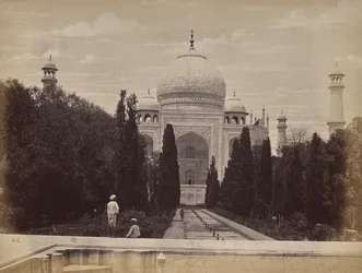 Agra. Utsikt över Taj framför Nootkan, Världens ljus, kejsar Akbars hustru, sedd från floden