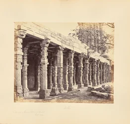 Delhi; Kolonnad av hinduiska pelare vid Kutub Minar, östra sidan